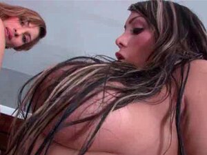 Gros seins et cul, nymphes mouillées prenant de la queue dans un