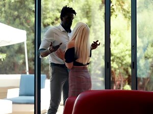 Un black rompt avec sa copine blonde mais ensuite elle veut toujours