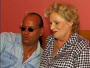 Une blonde mature avec un corps dodu en action, une femme mature et