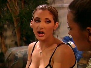 Une lesbienne dure reçoit de l'amour asiatique. La sexy Bamboo