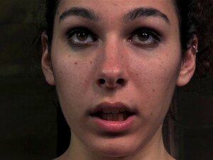 Clito percé bdsm sous clito stimulé