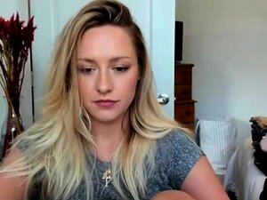 Une blonde mature à gros seins se masturbe en solo pour une webcam