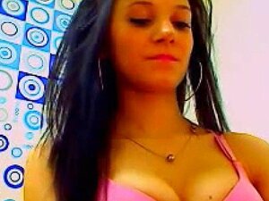 Babe grecque chaude et aux gros seins chevauche un gode