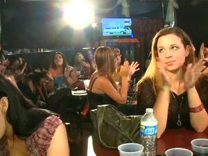 Les filles deviennent folles pour de la crème fouettée. Les filles