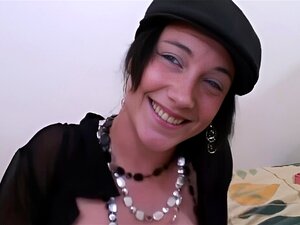 Découvrez le charme envoûtant d'une belle française lors de son