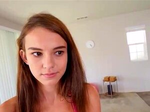 Ellie Eilish est une jolie brune mince avec de gros seins qui a envie