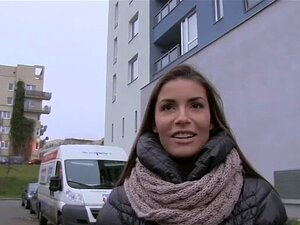 Euro Blonde suce la bite d'un inconnu
