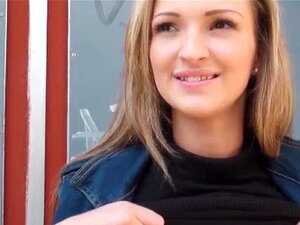 Vraie blonde ramassée faisant une pipe, vrai blonde ramassée suçant