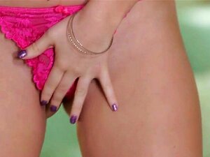 Yeux vert mer, rose chaud couplé à des cheveux blonds doux