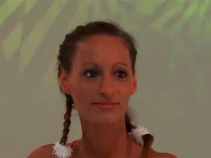 La salope maigre adore sucer la grosse partie6. La salope maigre adore