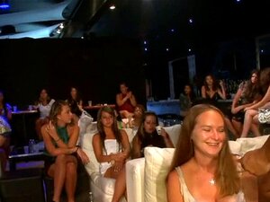 Fête de strip-teaseuse cochonne. Des chéris séduisants goûtent aux