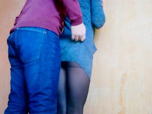 Il baise ma petite chatte serrée. Je gicle tellement et je fais une