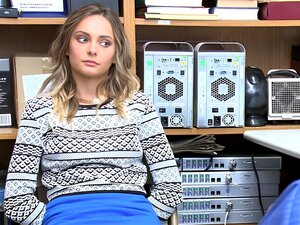 Le voleur à l'étalage Aften Opal est à l'intérieur du bureau avec