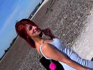Une mignonne rousse allemande maigre prise en plein air public