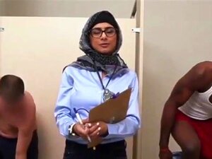 Queue noire contre bite blanche (mia khalifa). Mia Khalifa prend des
