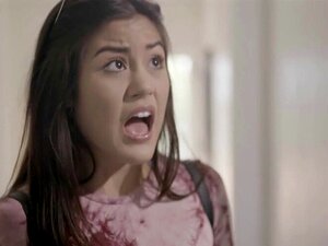 La belle-fille mignonne a eu un incident drôle dans son pantalon. Sa