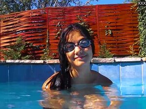 Jacqueline Hope jouit dans la piscine