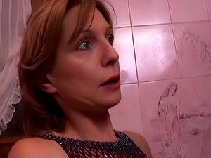 Salopes aux gros seins Salopes françaises dans la salle de bain.