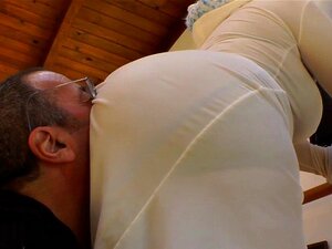 Gros culs reniflés. Gros culs dominatrices reniflées en s'asseyant