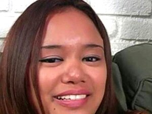 La star du porno Annie Cruz adore sucer la bite d'un officier pour une