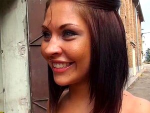 Une eurobabe serrée se fait baiser et reçoit une éjaculation