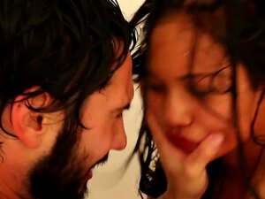 La pornstar Lana Violet se fait baiser la gueule brutalement