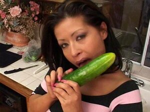 Grosse brune insère du maïs et des concombres dans sa chatte