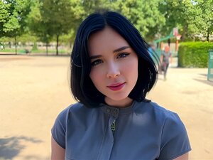 Une Belle Inconnue De Paris Me Fait Goûter Son Croissant