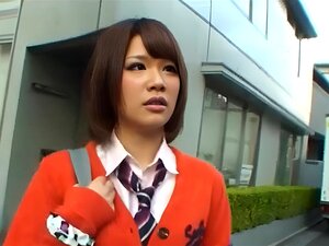 Mignonne mignonne japonaise au hasard accepte d'avoir des relations