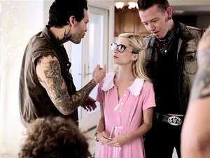 Petite salope extra cocue par des pervers devant son copain. Petite