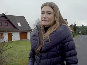 Une amatrice bon marché suce et chevauche une bite raide POV 4