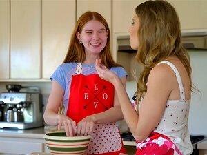Petite rousse mignonne Jane Rogers profite d'un trio chaud avec la