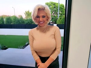 Gorge profonde et branlette espagnole par une belle-mère sexy aux