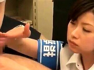 Belle fille japonaise séduisante baisant