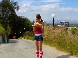 La mignonne nerd InnocentHigh, Lexi Bloom, se fait baiser