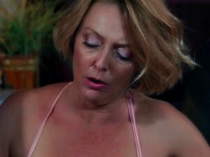 Une MILF lesbienne chevauche un visage