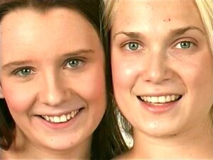 Lesbiennes à gros seins jouent salement avec leurs nichons