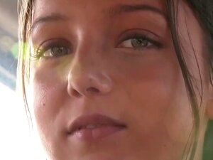 Girl Spoils avec un membre dans les transports en commun