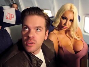 Danny D s'amuse avec deux paires de gros nichons