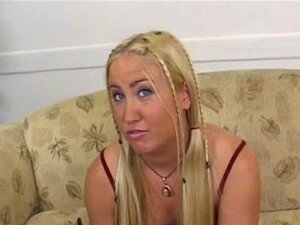 La petite blonde mignonne Jassie prend une bite 