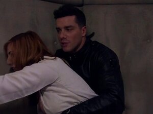 Un soumis attaché avec de gros seins se fait baiser analement. Un