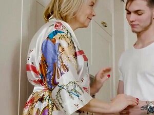 SHAME4K. Le mec baise la vieille dame pendant que son mari se repose