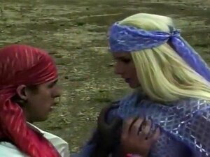 Sharon Cumms et Alfonso trouvent une colline déserte pour baiser. La