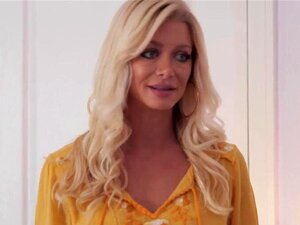 Une mignonne dit à sa belle-mère qu'elle est lesbienne. La milf à