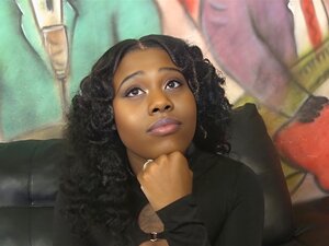 La beauté noire Karman Webb crache sur une bite blanche. La beauté