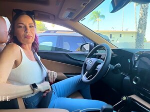 La mère de ma meilleure amie m'a laissé partager son lit-Dana