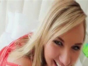 Flash en bikini et baise de chatte dure