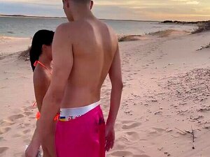 Baiser des Gostosa sur les dunes du vieux chico - Thais Miller -