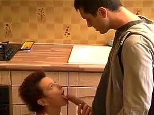 Un mec rend visite à sa mère dans la cuisine, porno mature d5 -