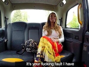 La accro au sexe Stacey Saran baise dans un taxi